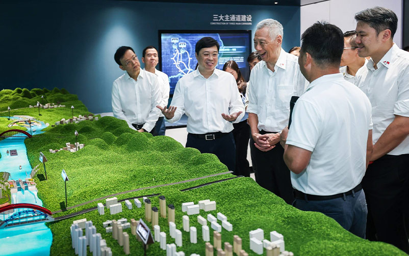 快讯｜新加坡国务资政李显龙到访南宁，西部陆海新通道北部湾港展厅迎来高规格外事参观